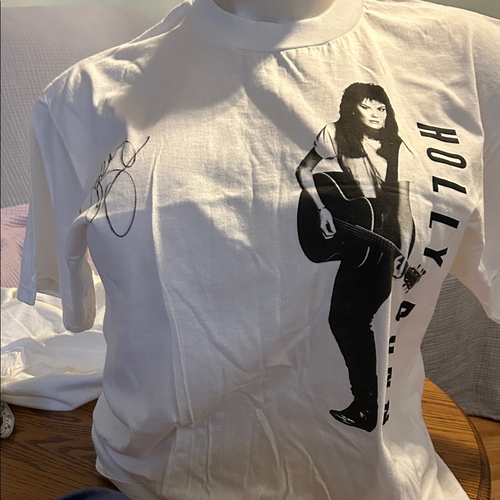 Vintage 1990s HOLLY DUNN T-shirt . Autographed.  
Unisex size XL.